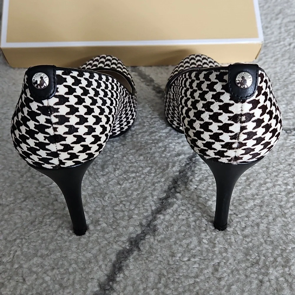 Michael Kors Dorothy Flex Black and White Calf Hair Houndstooth Pumps, Size 7 - Picture 4 of 6